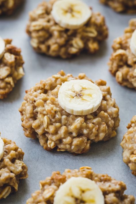 Banana oatmeal cookies topped with banana slices. 2 Ingredient Oatmeal Cookies, What To Make With Brown Bananas, Crispy Oatmeal Cookies, Banana Oat Cookies, Quick Cookies Recipes, Quick Cookies, Banana Oatmeal Cookies, Banana Cookies, Peanut Butter Oatmeal