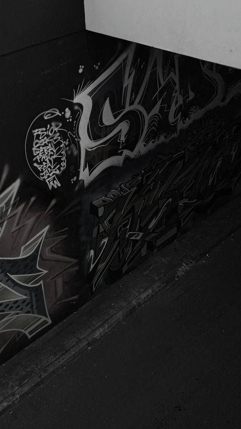 Black Wallpaper Graffiti, Iphone Wallpaper Streetwear, Wallpaper Boys Iphone, Street Wear Aesthetic Wallpaper, Mens Wallpaper Iphone, Graffiti Wall Wallpaper, Men Wallpaper Iphone, Boys Wallpaper Iphone, Grafitti Wallpaper