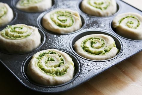 Pesto Rolls | Yeast Bread Dinner Rolls | Savory Sweet Life - Easy Recipes from an Everyday Home Cook Pesto Rolls, Parmesan Rolls, Dinner Rolls Easy, Bread Dinner, Pesto Bread, Rolls Easy, Food Bread, Bread Food, Yeast Bread