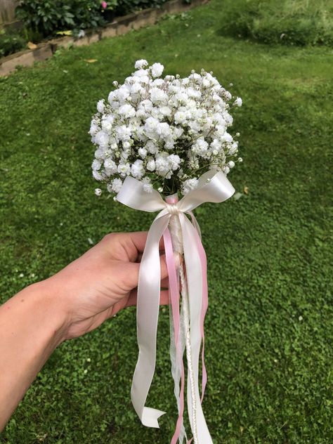 Jr Bridesmaid Bouquet, Flower Girl Bouquet Ideas, Flower Girl Flowers Ideas, Baby Breath Bouquet Bridesmaids, Flowergirl Bouquets, Flower Girls Bouquets, Bridesmaid Gypsophila Bouquet, Flower Wand Wedding, Bridesmaids Flower Bouquet