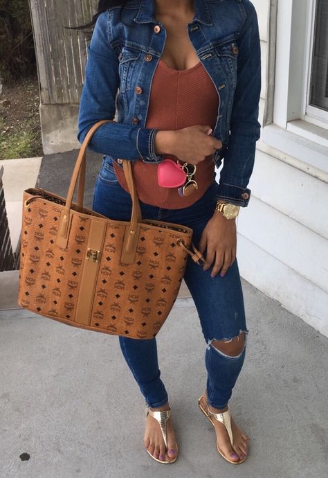 Spring/summer outfit Mcm Bag Outfit Fashion Looks, Black Mcm Bag Outfit, Clutch Bag Outfit, Mcm Bag Aesthetic, Mcm Clutch, Mcm Crossbody Bag Pink, Mcm Bags Purses, Casual Outfits For Teens, Louis Vuitton Bag Neverfull