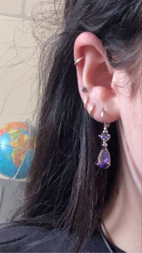 Helix Piercing And Double Lobe, Alt Earrings Aesthetic, Cartilage Earrings Aesthetic, Ear Piercing Ideas Aesthetic Grunge, Cool Earring Stacks, Stacked Cartilage Piercing, Double Lobe Piercing Aesthetic, Lobe Piercing Aesthetic, Helix Piercing Jewelry Hoop