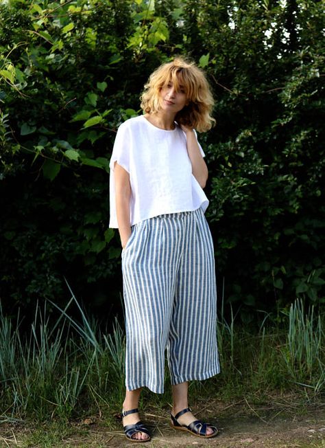 Women Hats Fashion, Older Women Fashion, Women Fashion Edgy, Womens Fashion Edgy, Wide Leg Linen Pants, Pinterest Fashion, Pantalon Large, Womens Fashion For Work, Fashion Over 50