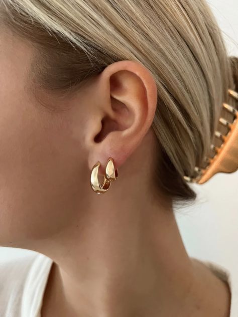 GOLD HUGGIE HOOPS – ALV Jewels Gold Hoop Earrings Style, Double Lobe Piercing, Kpop Earrings, Trend Jewelry, Eye Makeup Designs, Jewelry Fashion Trends, Classy Jewelry, Jewelry Lookbook, Jewelry Inspo