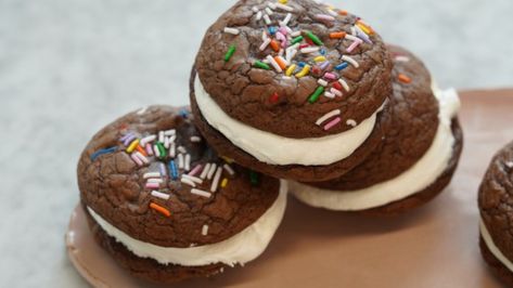 Soft, chewy cookies with rich, chocolate brownie flavor are filled with a sweet, creamy, marshmallow filling in this tasty whoopie pie recipe using brownie mix. Cake Mix Whoopie Pies, Whoopee Pie, Hospitality Ideas, Brownie Mix Recipes, Lemon Cake Mix Cookies, Marshmallow Filling, Whoopie Pie Recipe, Chocolate Whoopie Pies, Plain Cookies