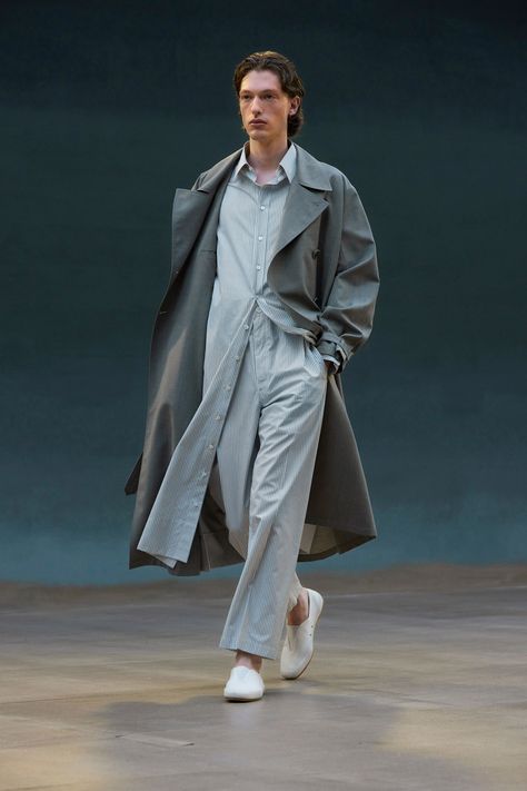 Lemaire Spring 2022 Ready-to-Wear Collection | Vogue Paris Fashion Week Men, Christophe Lemaire, White Dress Shoes, Men Fashion Show, Mens Spring Fashion, Male Fashion Trends, Spring Fashion Trends, Menswear Fashion, Menswear Collection