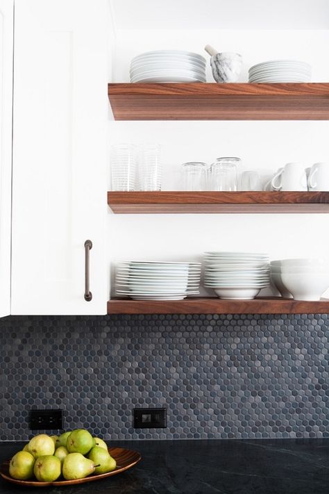 20 Inspirations That Bring Home the Beauty of Penny Tiles Penny Tile Backsplash, Ceramic Tile Backsplash, Penny Round Tiles, Herringbone Backsplash, Penny Tile, Round Tiles, Rustic Modern Kitchen, Open Kitchen Shelves, Room Tiles