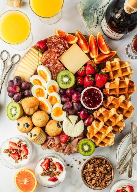 Wow your guests at your next brunch party with this pretty and easy brunch charcuterie board! This board has a ton of breakfast treats like cured meats, fancy cheeses, fresh fruit, pastries, and more. It's easy to set up for a party or holidays like Easter, Christmas, Mother's Day, and more. Just add all of your favorite snacks and you have breakfast for a crowd. This breakfast grazing board is lovely for a buffet or as an appetizer. It's simple, make-ahead, and the best food idea for a party! Breakfast Grazing Board, Sausage Board, Brunch Charcuterie Board, Brunch Charcuterie, Football Foods, Frozen Pudding, Fancy Cheese, Cranberry Orange Scones, Fruit Pastries