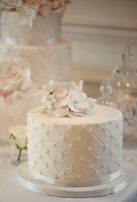 34 Pretty One-Tier Wedding Cakes To Get Inspired 1 Layer Wedding Cake, One Tier Cake, Wedding Cake With Flowers, Cakes Elegant, Vintage Pasta, Cake With Flowers, Wedding Cakes Elegant, Traditional Wedding Cakes, Small Wedding Cakes