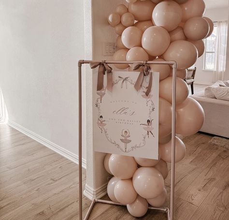 Ballerina Birthday Backdrop, Birthday Party Balloon Ideas, Ballerina Birthday Theme, Ballerina Baby Shower Theme, Ballerina Party Theme, Baby Shower Balloon Arch, Ballerina Baby Showers, Birthday Party Table, Baby Birthday Decorations