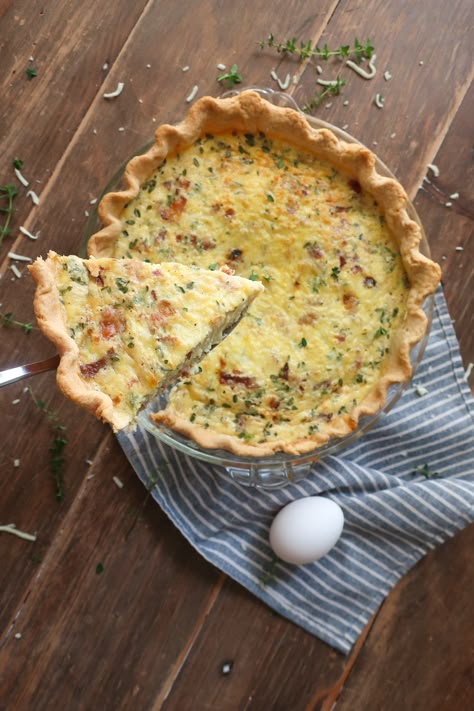 Classic French Quiche Lorraine — accent golden Quiche Crust Recipe Easy, Quiche Flavors, Quiche Base Recipe, Quiche Florentine Recipe, French Quiche Lorraine, Best Quiche Recipe Ever, Quiche Crust Recipe, Gruyere Quiche, French Quiche