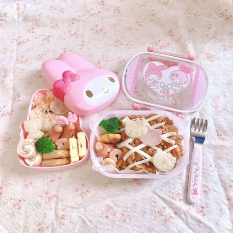 Snack Ideas Aesthetic, Bento Box Hello Kitty, My Melody Bento, Cute Meals, Kawaii Lunch, Japanese Bento Lunch, Sanrio Bento Box Lunch, Bento Box Ideas, Sanrio Lunch Bag