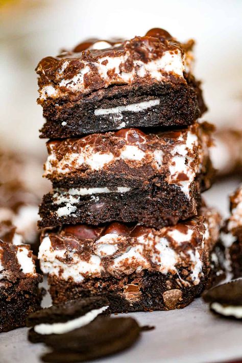 Oreo Marshmallow Brownies, Brownies In A Box Recipes, Brownie Marshmallow Bars, Gourmet Brownies Recipes, Hot Mess Brownies, Loaded Brownies, Oreo Marshmallow, Oreo Fluff Dessert, Boxed Brownie Recipes