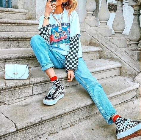 🤐 on Instagram: “#vintage #quirkyfashion #brightcolors #brightcolours #layers #retroaesthetic #retro #retrofashion #retrooutfit #retrostyle #vintageoutfit…” Streetwear Aesthetic Outfits, Vans Outfit, 90s Fashion Grunge, Skater Girl Outfits, Pastel Outfit, 90's Fashion, Quirky Fashion, Retro Streetwear, 90s Fashion Outfits