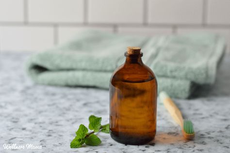 Herbal Homemade Mouthwash Diy Mouthwash Recipes, Remineralizing Mouthwash, Herbal Mouthwash, Mouthwash Recipe, Uses For Listerine, Diy Mouthwash, Remineralizing Toothpaste, Homemade Mouthwash, Mouth Wash