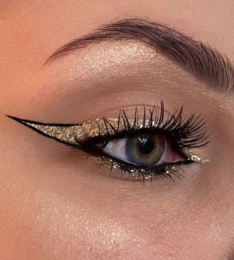 Golden Eyeliner, Space Party Costumes, Black Gold Makeup, 2024 Dance, Golden Woman, Egyptian Makeup, Goddess Fashion, Gold Eye Makeup, Ball Hairstyles