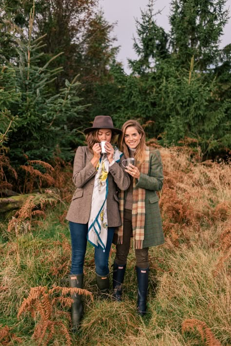 Scotland Photoshoot Outfit, Autumn Scotland Outfit, Scotland Style Women, Scottish Inspired Fashion, English Womens Fashion, Scottish Fall Fashion, Scotland Fashion Fall, English Country Winter Outfits, Irish Winter Fashion