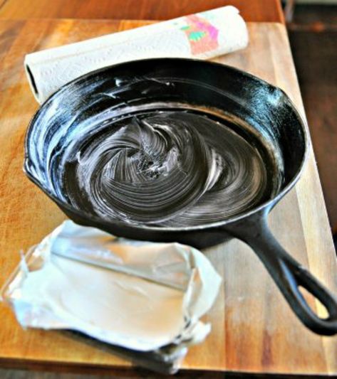 Season A Cast Iron Skillet, Cleaning Cast Iron Pans, Cast Iron Skillet Recipes Dinner, Cleaning Cast Iron Skillet, Season Cast Iron Skillet, Seasoned Cast Iron Pan, Cast Iron Skillet Cooking, Cast Iron Cleaning, Iron Skillet Recipes