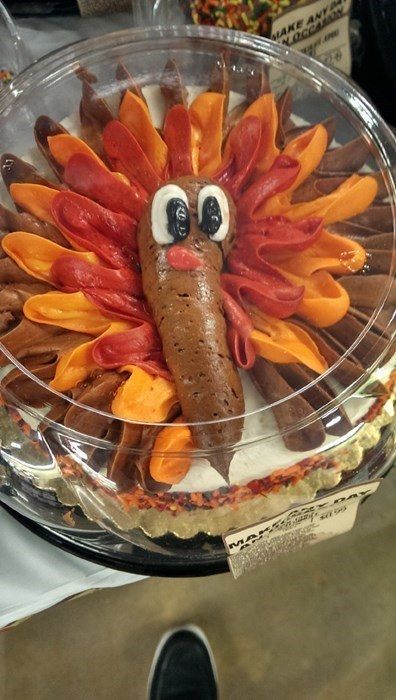 it is thanksgiving... therefore.. we don't judge >>> OMG these are hysterical! Walmart Lustig, Poop Cake, Turkey Cake, Cake Fails, Walmart Funny, Thanksgiving Cakes, Cake Wrecks, Seriously Funny, Can't Stop Laughing