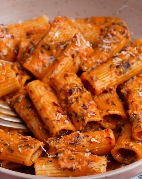 Daily Recipes | Food on Instagram: “1,2 or 3? Which recipe by @andrescooking would you love to try? 1️⃣ Elote Hot Dog 2️⃣ Los Mac-Tacos 3️⃣ Venezuelan Chinese Rice Recipes…” Rigatoni Pasta Recipes, Rigatoni Recipes, Rigatoni Pasta, Spicy Snacks, Fresh Oregano, Chili Flakes, Rigatoni, Easy Pasta, Chicken Pasta