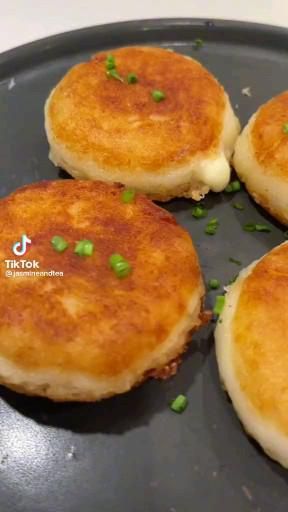 Cheesy Potato Recipe, Cheesy Potatoes Recipe, Cheesy Potato, Potato Recipe, Cheesy Potatoes, Easy Cheesy, Delicious Snacks, Delicious Snacks Recipes, Easy Baking Recipes