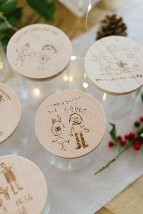 Wooden Engraved Christmas Gifts, Childrens Bes Laser Chritmas Gifts, Diy Presents, Cozy Space, Cut Design, Decoration Design, Beams, Cricut, Place Card Holders