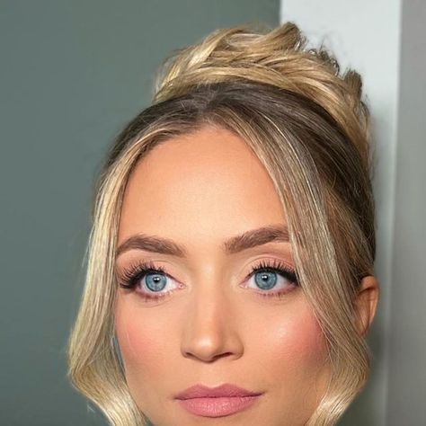 Bridesmaid Soft Glam, Soft Glam Dewy Bridal Makeup, Bridal Makeup For Round Eyes, Pink Lips Bridal Makeup, Pink Lip Wedding Makeup, Bridal Makeup Rosy, Pink Tone Wedding Makeup, Pink Natural Glam Makeup, Pink Lipstick Makeup Look