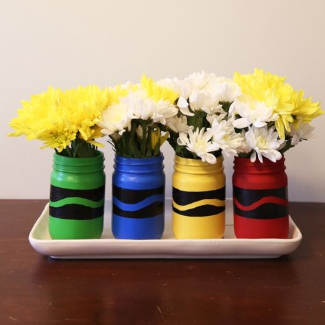 Painted Crayon Mason Jars - Weekend Craft School Centerpieces, Painting Jars, Crayon Decorations, Quick Kids Crafts, Glow Stick Jars, Mason Jar Teacher Gifts, Teacher Appreciation Diy, Daycare Business, Hanging Craft Ideas