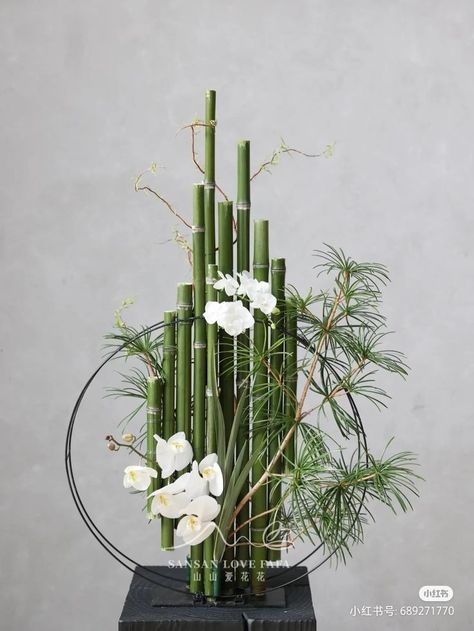 Unique bamboo floral arrangement Bamboo Centerpieces, Vegetative Floral Design, Home Decor Crafts Diy, Decor Crafts Diy, Easter Flower Arrangements, Crafts Diy Projects, Flower Arrangement Designs, Ikebana Arrangements, Floral Art Design