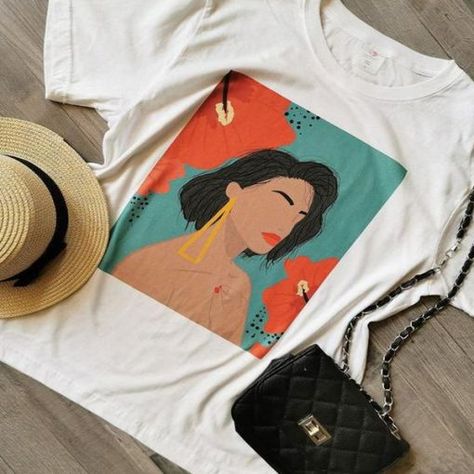 White T Shirt With Design, T Shirts Printing Design, Painting On Tshirts, T Shirt Art Painting, Prints For Tshirt, T Shirt Design Ideas Art, T Shirt Print Ideas, Hand Painted T Shirts, Peach Color Flowers