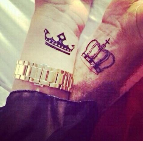 Image via We Heart It https://weheartit.com/entry/139457802 #amor #love #pareja #princesa #principe #reina #rey #novio Couple Tattoo Heart, Couple Wrist Tattoos, Tattoos On Wrist, Queen Tattoos, King Queen Tattoo, Queen Crown Tattoo, Small Crown Tattoo, Heart Tattoo On Finger, Wrist Tattoo Cover Up