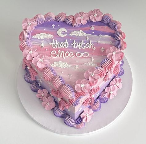 Purple Birthday Desserts, Pink And Purple Heart Cake, Bizcocho Aesthetic, Purple Heart Shaped Cake, Pink And Purple Birthday Cake, Purple Birthday Cakes, Y2k Cake, Pink Purple Cake, Pink And Purple Cake