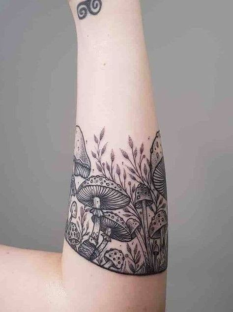 Octopus Tattoos, Mushroom Tattoos, Inspiration Tattoos, Plant Tattoo, Tiny Tattoo, Half Sleeve Tattoo, Nature Tattoos, Skull Tattoos, Skin Art