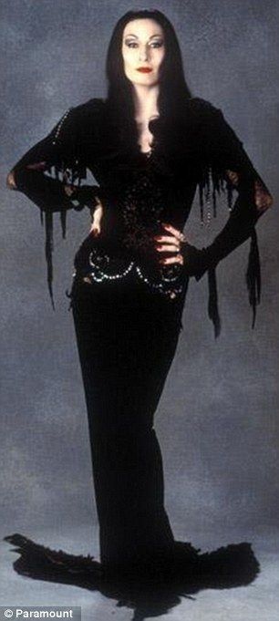 Morticia Addams Costume, 3 People Costumes, Addams Family Costumes, Anjelica Huston, Morticia Addams, The Addams Family, Romantic Goth, Wearing All Black, Halloween Inspo