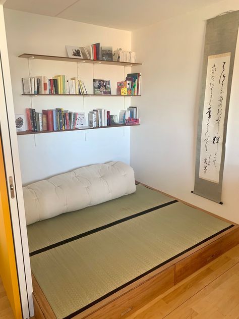 Building a wooden tatami platform 🔨 Tatami Bedroom Design, Tatami Platform, Building Steps, Japanese Style Bedroom, Japandi House, Sleeping On The Floor, Tatami Bed, Floor Desk, Bed Nook