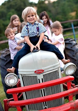 Really cute photo idea for all of the grand kids on Papa's tractor. Farm Family Pictures, Tractor Photos, Tractor Pictures, Fun Family Photos, Photography Mini Sessions, Family Christmas Pictures, Farm Photography, Family Beach Pictures, Fall Family Pictures