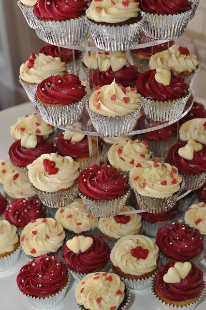 Red Anniversary Decorations, Burgundy Cakes, Cupcakes With Hearts, Rose Debut, Quince Cakes, Red Birthday Cakes, Red Desserts, Red Birthday Party, Red Quince