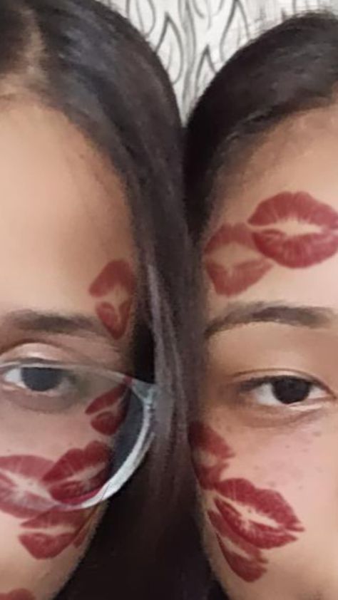 two bestfriends with kiss marks on their face Kiss Mark Makeup Look, Kiss Mark Makeup, Lipstick Mark Aesthetic, Kisses On Face, Kiss Face Paint, Art Syllabus, Kiss Marks, Music Branding, Bestie Photos