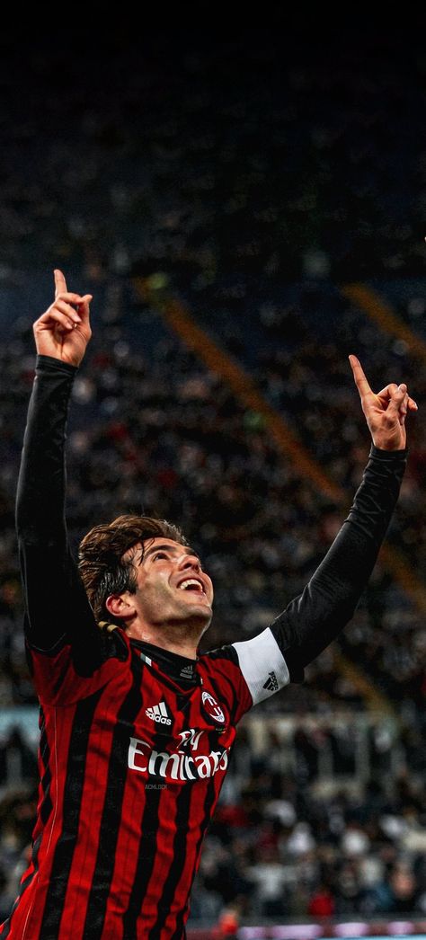 Happy Birthday Kaka, Brazilian Soccer Players, American Football Quotes, Football Player Drawing, Inspirational Soccer Quotes, Ricardo Kaka, Milan Wallpaper, Brazil Football Team, Milan Football