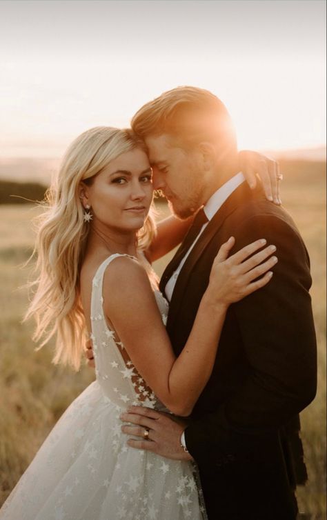 Wedding Photo List, Bride Groom Poses, Photography Tips And Tricks, Sunset Wedding Photos, Groom Photoshoot, Fall Wedding Photos, Wedding Portrait Poses, Bride Groom Photos, Wedding Couple Photos