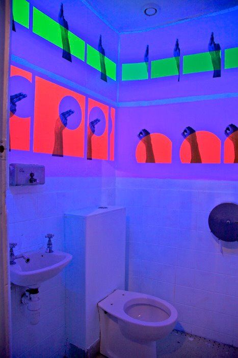 Blacklight Bathroom Blacklight Bathroom, Black Light Bathroom, Rave Room, Neon Bathroom, Glow Stick Crafts, Club Bathroom, Neon Lights Party, Interior 2024, Glow Rock