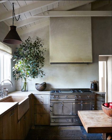 Tadelakt Kitchen, Good Range, Atelier Am, Iron Pendant, Plaster Walls, Favorite Kitchen, Kitchen Pantry, Beautiful Kitchens, Wall Color