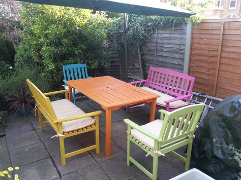 Painted Garden Furniture, Colourful Furniture, Colorful Outdoor Furniture, Painted Outdoor Furniture, Garden Furniture Ideas, Painted Benches, Pallet Garden Furniture, Summer Furniture, Wood Patio Furniture