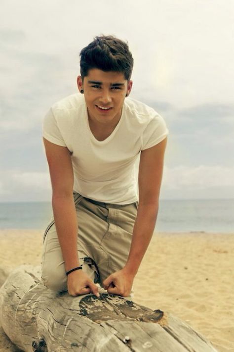 Zayn Malik - WMYB Malik One Direction, Miss Americana, One Direction Facts, Very Important Person, Group Hug, One Direction Wallpaper, Zayn Malik Pics, Direction Quotes, Imperfectly Perfect