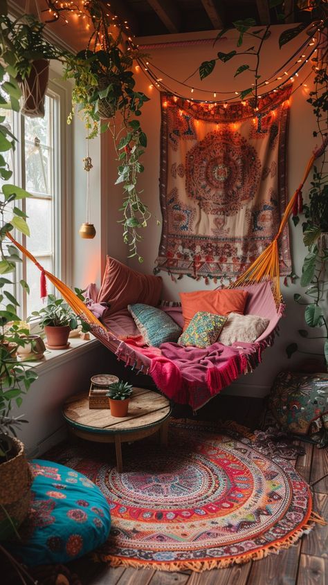 Indoor Hammock Ideas Living Room, Daybed Decorating Ideas Bedroom, Hippy Apartment Aesthetic, Small Hangout Room Ideas Cozy, Boho Hangout Room Ideas, Hippy Apartment Decor, Cozy Bedroom Maximalist, Vibrant Room Aesthetic, Colorful Boho Home Decor