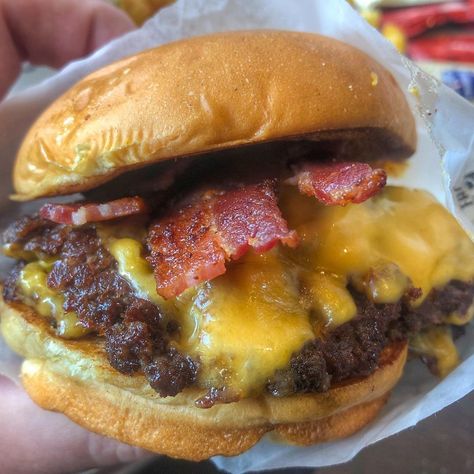 The Hangry Human on Instagram: “𝗕𝗔𝗖𝗢𝗡 𝗗𝗢𝗨𝗕𝗟𝗘 𝗖𝗛𝗘𝗘𝗦𝗘𝗕𝗨𝗥𝗚𝗘𝗥 🍔 Can’t go wrong with this classic from @shakeshackuk 👊 I need to get back here soon, missing my burger fix!…” Double Cheeseburger, Burger King, Cheeseburger, Bacon, Sandwiches, Canning, Ethnic Recipes