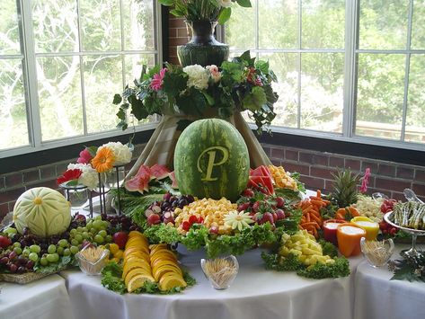 Fruit And Cheese Display, Fruit Kabob, Veggie Display, Wedding Fruit, Fruit Table, Deco Fruit, Cheese Display, Fruit Wedding, Fresh Fruit Recipes