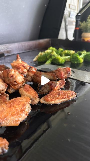 Chicken Wings Recipe Videos, Wings Recipe Videos, Outdoor Griddle Recipes, Easy Grilling Recipes, Crispy Wings, Griddle Recipes, Blackstone Griddle, Dinner Chicken, Healthy Grilling