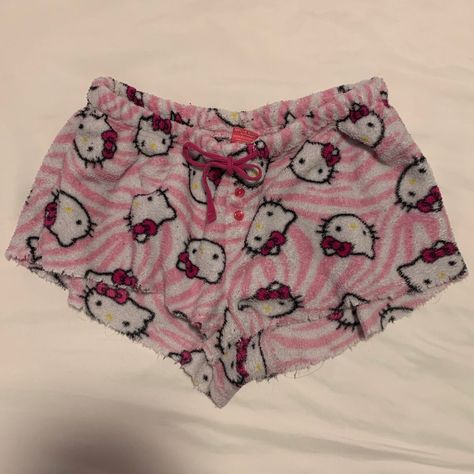 Sanrio Clothes, Images Hello Kitty, Kitty Clothes, Charmmy Kitty, Hello Kitty Clothes, Cute Pjs, Cute Pajama Sets, Pink Hello Kitty, 2000s Fashion Outfits