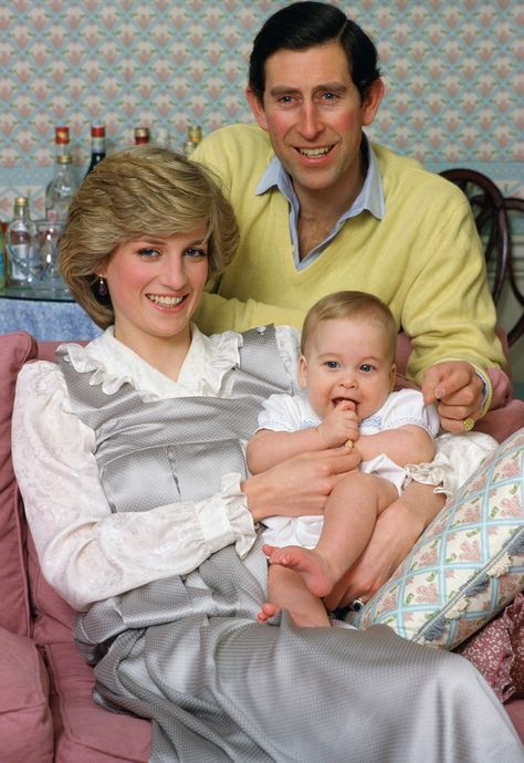 Princess Diana and Prince Charles posed with an infant Prince William at Kensington Palace in London in February 1983. Herzogin Von Cambridge, Prince William Et Kate, Prins William, Prins Harry, Principe William, Princess Diana Family, Princess Diana Photos, Princess Diana Pictures, Prinz Harry